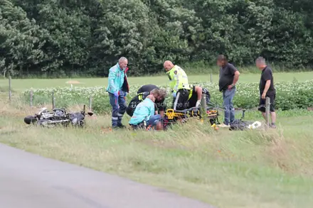 Motorrijder gewond bij botsing met trekker bij Noord-Sleen — foto 2 van 6
