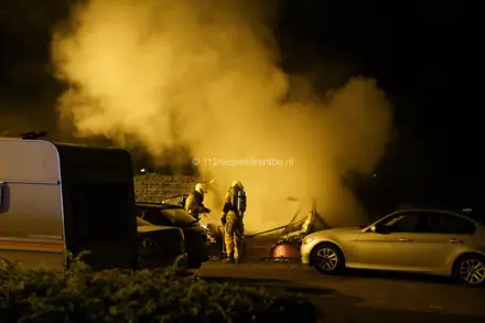 Vlammen verwoesten taxibus en caravan in Emmen — foto 2 van 6