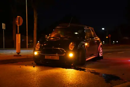 Auto totaal los nadat hij over een Middengeleider heen rijd — foto 5 van 8