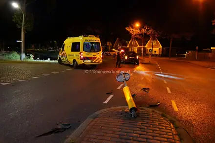 Auto totaal los nadat hij over een Middengeleider heen rijd — foto 1 van 8