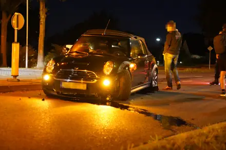 Auto totaal los nadat hij over een Middengeleider heen rijd — foto 7 van 8