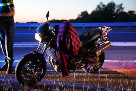 Motorrijder onderuit op de A37 ter hoogte van oprit Veenoord — foto 6 van 8