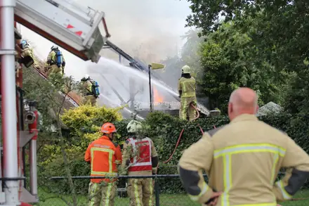Uitslaande brand in schuur en woning ’t Haantje — foto 2 van 10
