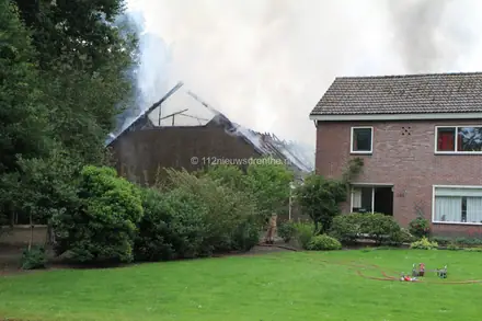 Schuur bij boerderij brand volledig af in Valthermond — foto 1 van 3
