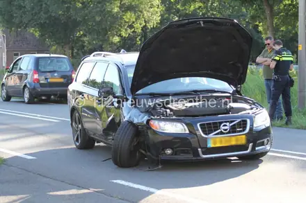 Zwanger vrouw na aanrijding in De Krim (ov) naar ziekenhuis voor onderzoek — foto 3 van 5