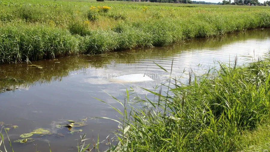 Bestuurder loopt nat pak op en auto total loss in Nieuw Weerdinge (video)