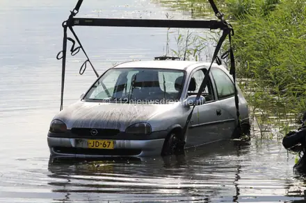 Bestuurder loopt nat pak op en auto total loss in Nieuw Weerdinge (video) — foto 3 van 4