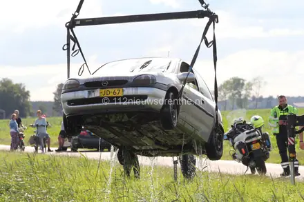 Bestuurder loopt nat pak op en auto total loss in Nieuw Weerdinge (video) — foto 4 van 4