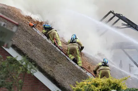 Uitslaande brand in schuur en woning ’t Haantje — foto 1 van 10