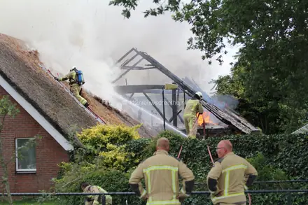 Uitslaande brand in schuur en woning ’t Haantje — foto 9 van 10
