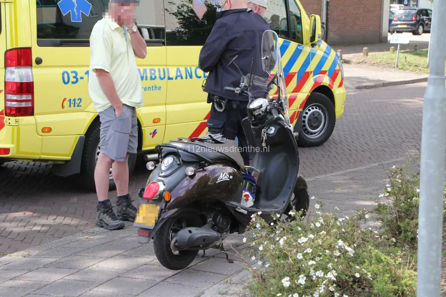 Scooter en bestelbus botsen in Emmen