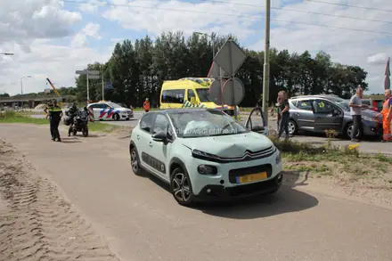 Auto’s botsen op Rondweg Emmen bij aansluiting N34: veel ravage en vertraging — foto 1 van 8