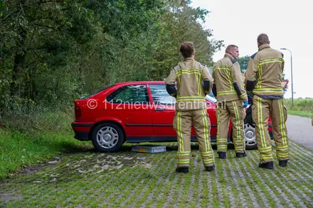Brandweer rukt uit voor brandstoflekkage bij geparkeerde auto — foto 2 van 4