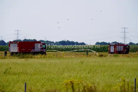 Brandweer Emmen kan grote brand op akker voorkomen — foto 1 van 8