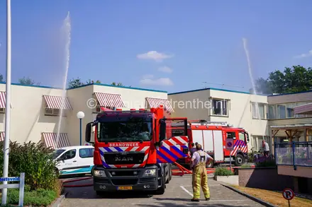 Dak verzorgingshuis wordt gekoeld door de brandweer — foto 1 van 3
