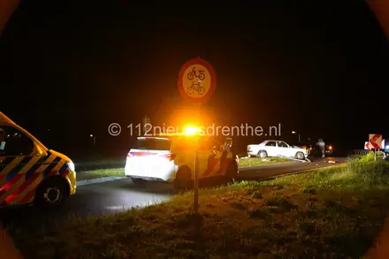 Automobilist botst met voertuig op lantaarnpaal in Emmen — foto 3 van 5