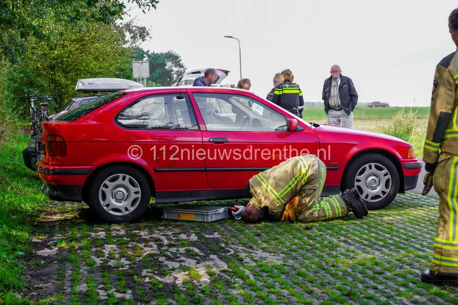Brandweer rukt uit voor brandstoflekkage bij geparkeerde auto