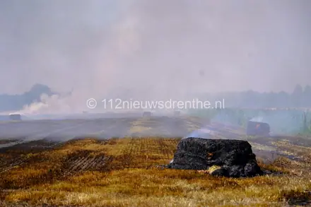 Grote brand op twee akkers in Emmer-Compascuum — foto 3 van 12