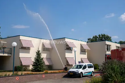 Dak verzorgingshuis wordt gekoeld door de brandweer — foto 3 van 3