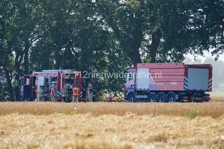 Akker vat vlam tijdens het oogsten in Oosterhesselen — foto 3 van 5