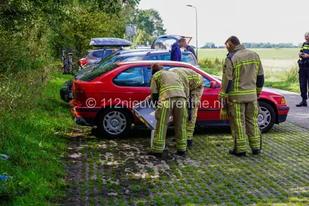 Brandweer rukt uit voor brandstoflekkage bij geparkeerde auto — foto 3 van 4