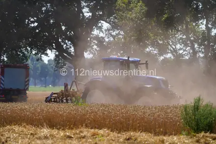 Akker vat vlam tijdens het oogsten in Oosterhesselen — foto 4 van 5