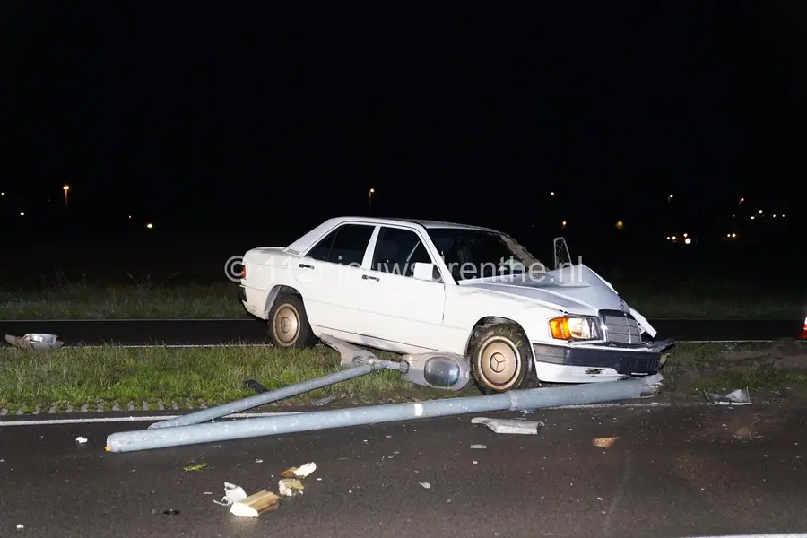 Automobilist botst met voertuig op lantaarnpaal in Emmen