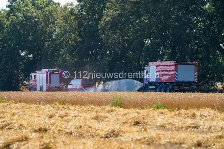 Akker vat vlam tijdens het oogsten in Oosterhesselen — foto 1 van 5