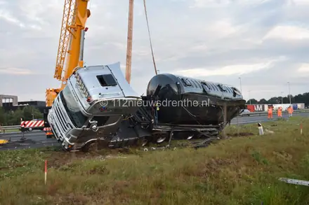 File door gekantelde vrachtwagen op A28 — foto 1 van 3