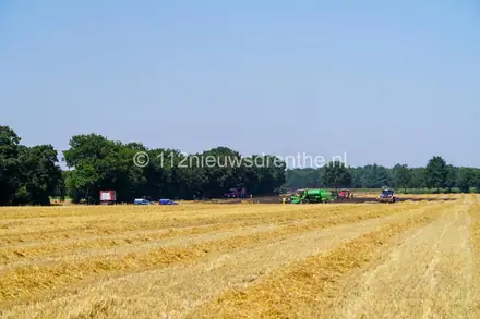 Akker vat vlam tijdens het oogsten in Oosterhesselen — foto 5 van 5