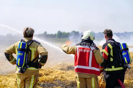 Grote brand op twee akkers in Emmer-Compascuum — foto 8 van 12