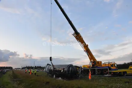 File door gekantelde vrachtwagen op A28 — foto 2 van 3