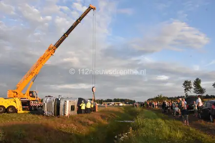 File door gekantelde vrachtwagen op A28 — foto 3 van 3