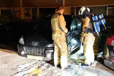 Brandstichting op autoband van voertuig in Emmen — foto 6 van 8