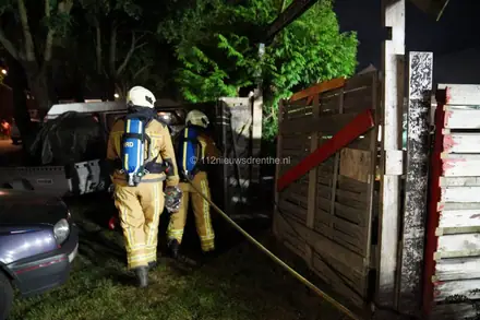Bewoners blussen snel het vuur bij aankomst brandweer — foto 1 van 4