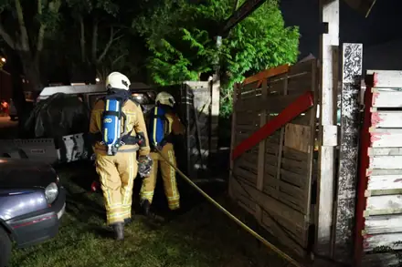 Bewoners blussen snel het vuur bij aankomst brandweer — foto 3 van 4