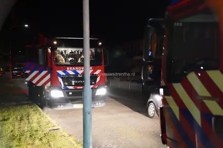 Bewoners blussen snel het vuur bij aankomst brandweer — foto 2 van 4