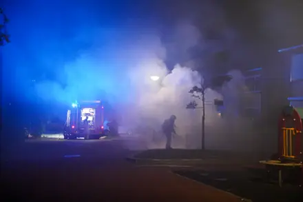 Auto brandt uit aan de Emmensstraat in Emmen — foto 6 van 10