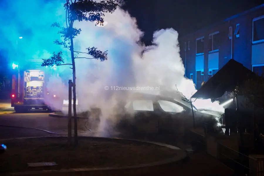 Auto brandt uit aan de Emmensstraat in Emmen