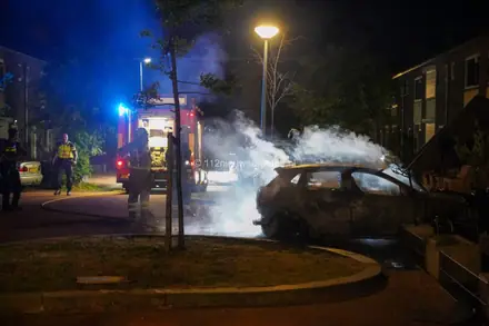 Auto brandt uit aan de Emmensstraat in Emmen — foto 3 van 10