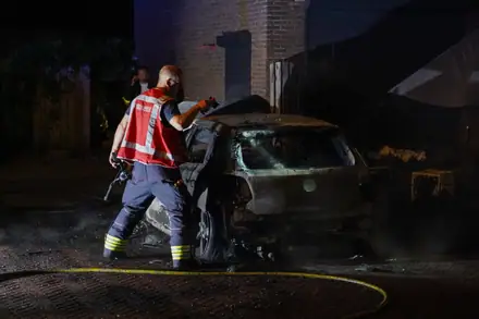Auto brandt uit aan de Emmensstraat in Emmen — foto 9 van 10