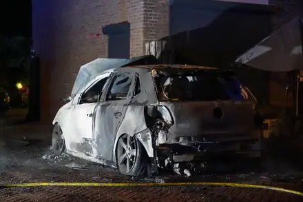 Auto brandt uit aan de Emmensstraat in Emmen — foto 10 van 10