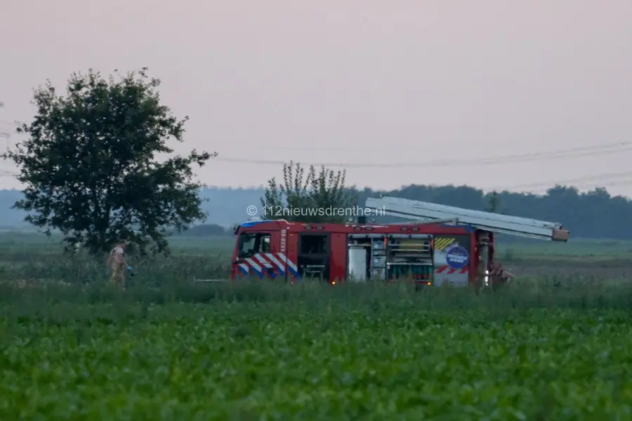Brandweer blust buitenbrand in natuurgebied De Runde