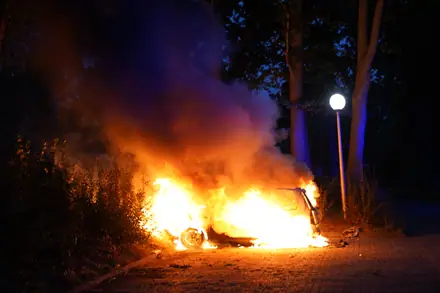 Auto verandert in vlammenzee in Emmer-Compascuum — foto 8 van 12