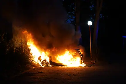 Auto verandert in vlammenzee in Emmer-Compascuum — foto 9 van 12
