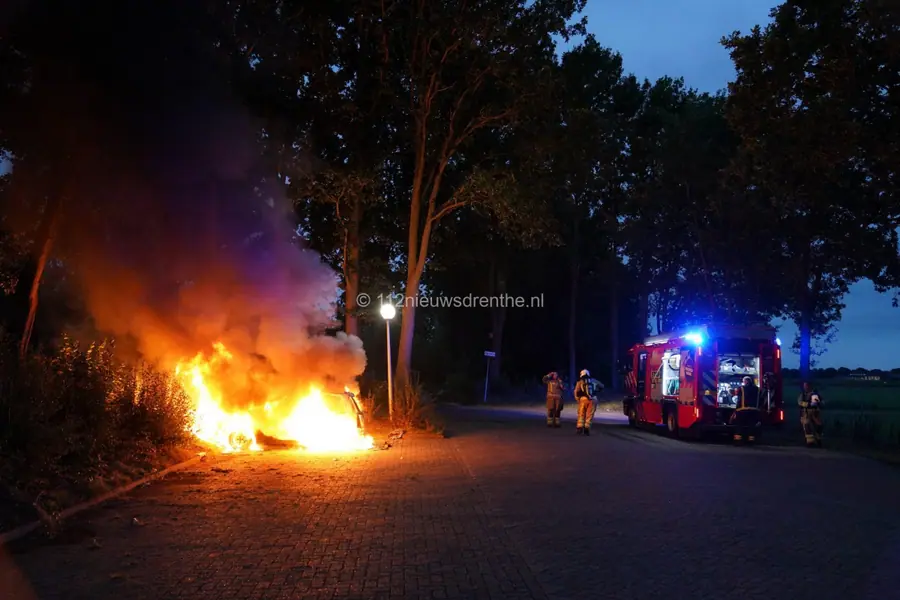 Auto verandert in vlammenzee in Emmer-Compascuum