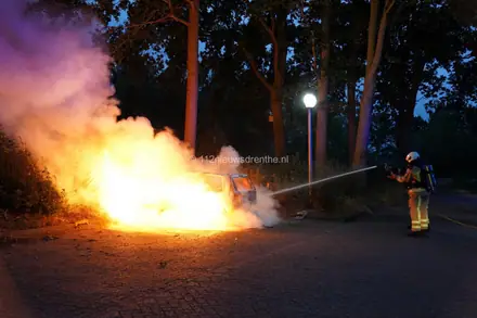 Auto verandert in vlammenzee in Emmer-Compascuum — foto 4 van 12