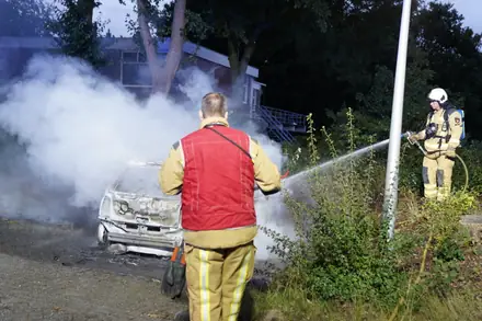 Auto verandert in vlammenzee in Emmer-Compascuum — foto 12 van 12