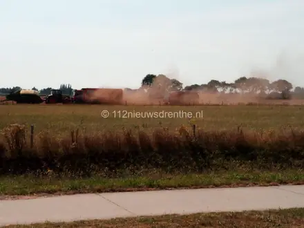 Brandweer Emmen kan grote brand op akker voorkomen — foto 8 van 8