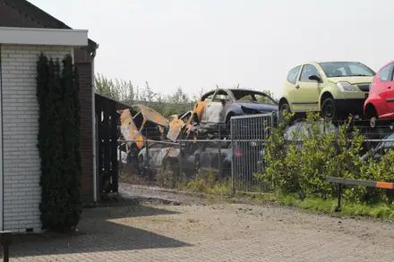 Brand bij autodemontagebedrijf Hoogeveen is onder controle — foto 5 van 8